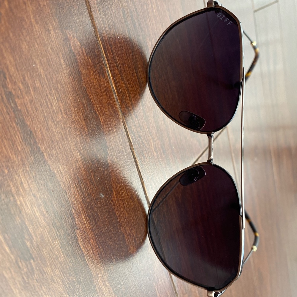 Diff Eyewear Polarized Sunglasses With Leopard Pr… - image 1